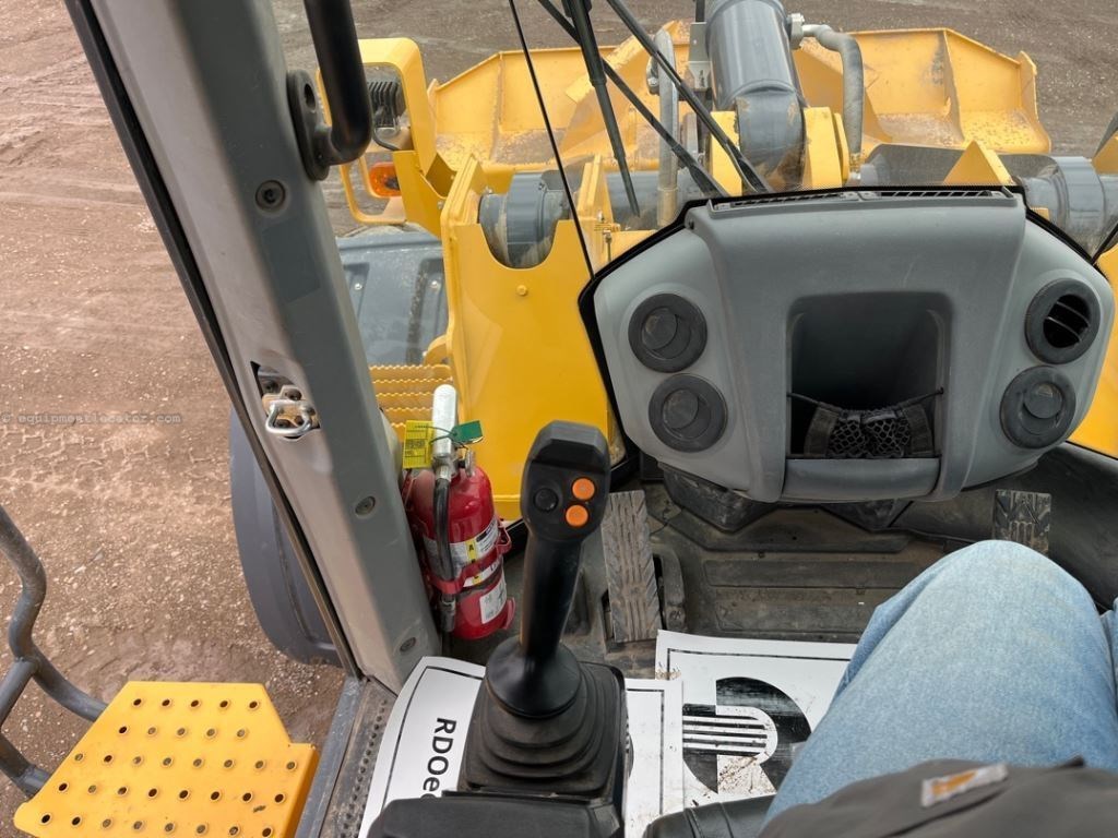 2023 John Deere 824P Image 43