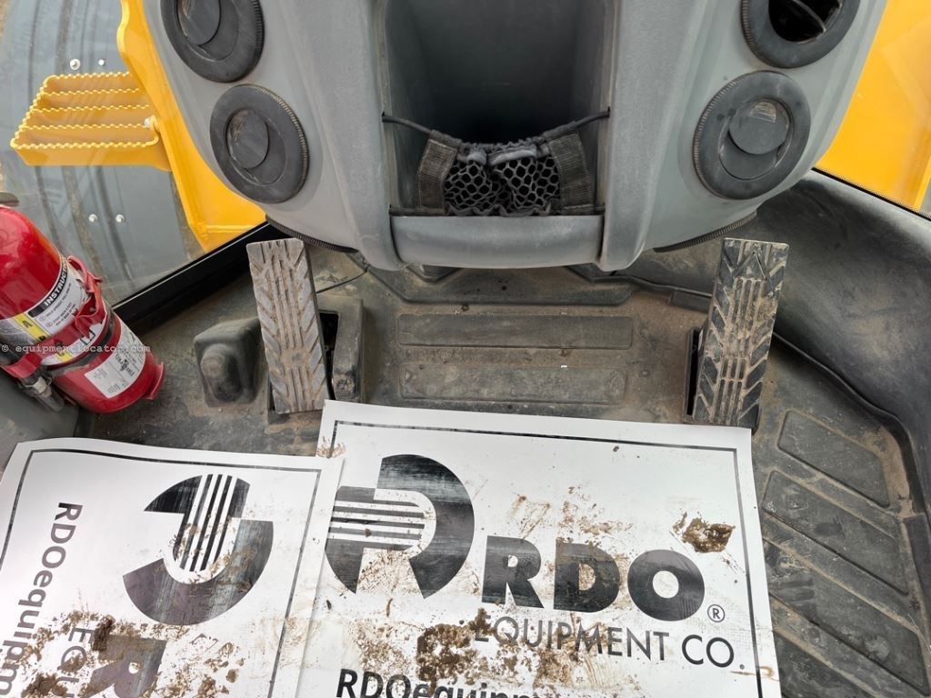 2023 John Deere 824P Image 44