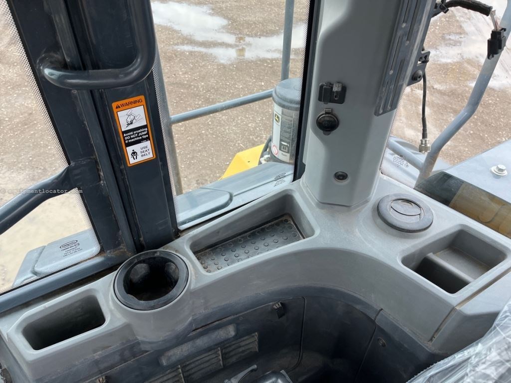 2023 John Deere 824P Image 48