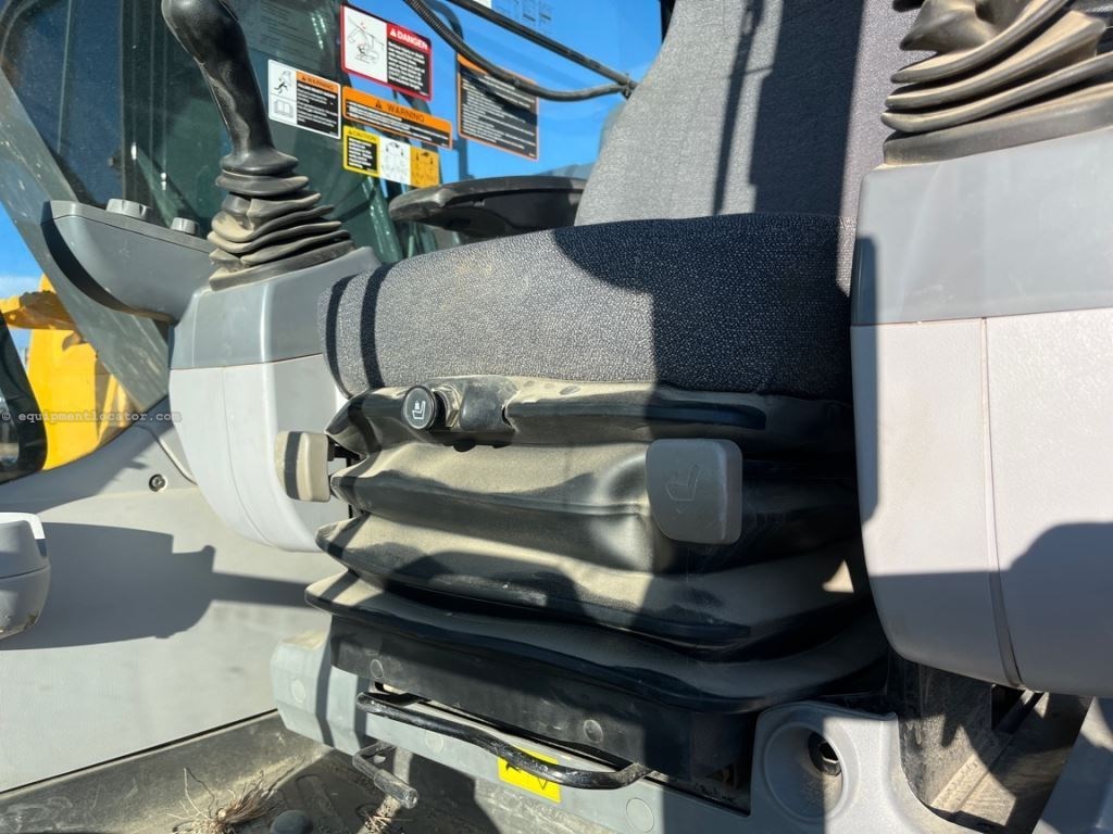 2022 John Deere 200G Image 32