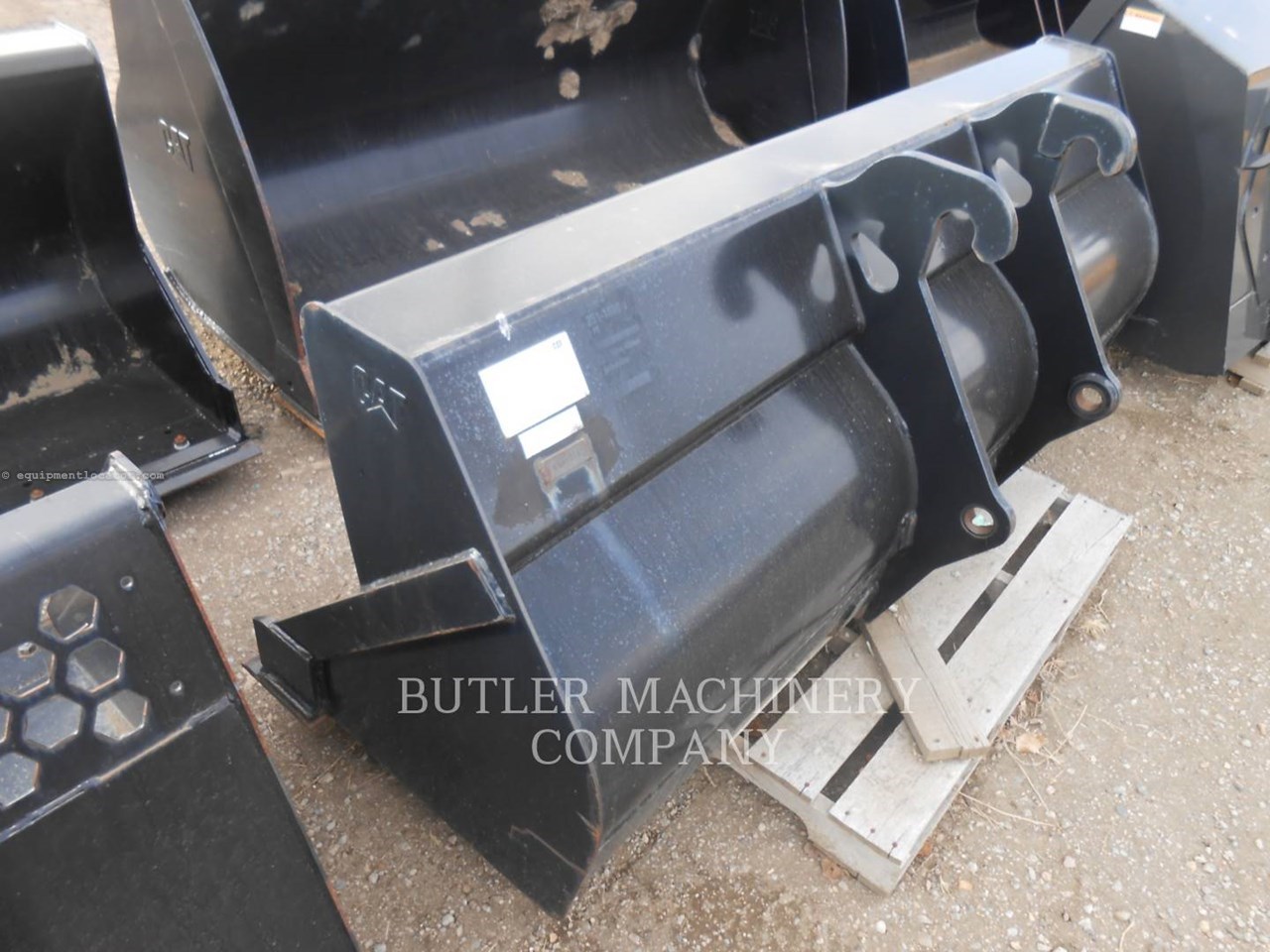 1900 Caterpillar 420F BUCKET 1.3CYD IT Image 2