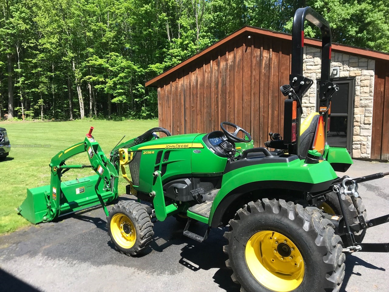 2018 John Deere 2038R Image 3