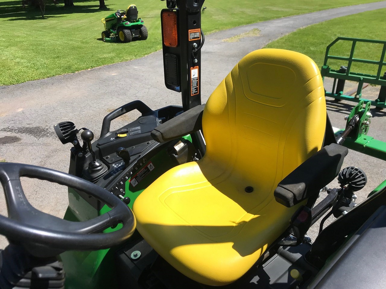 2018 John Deere 2038R Image 11