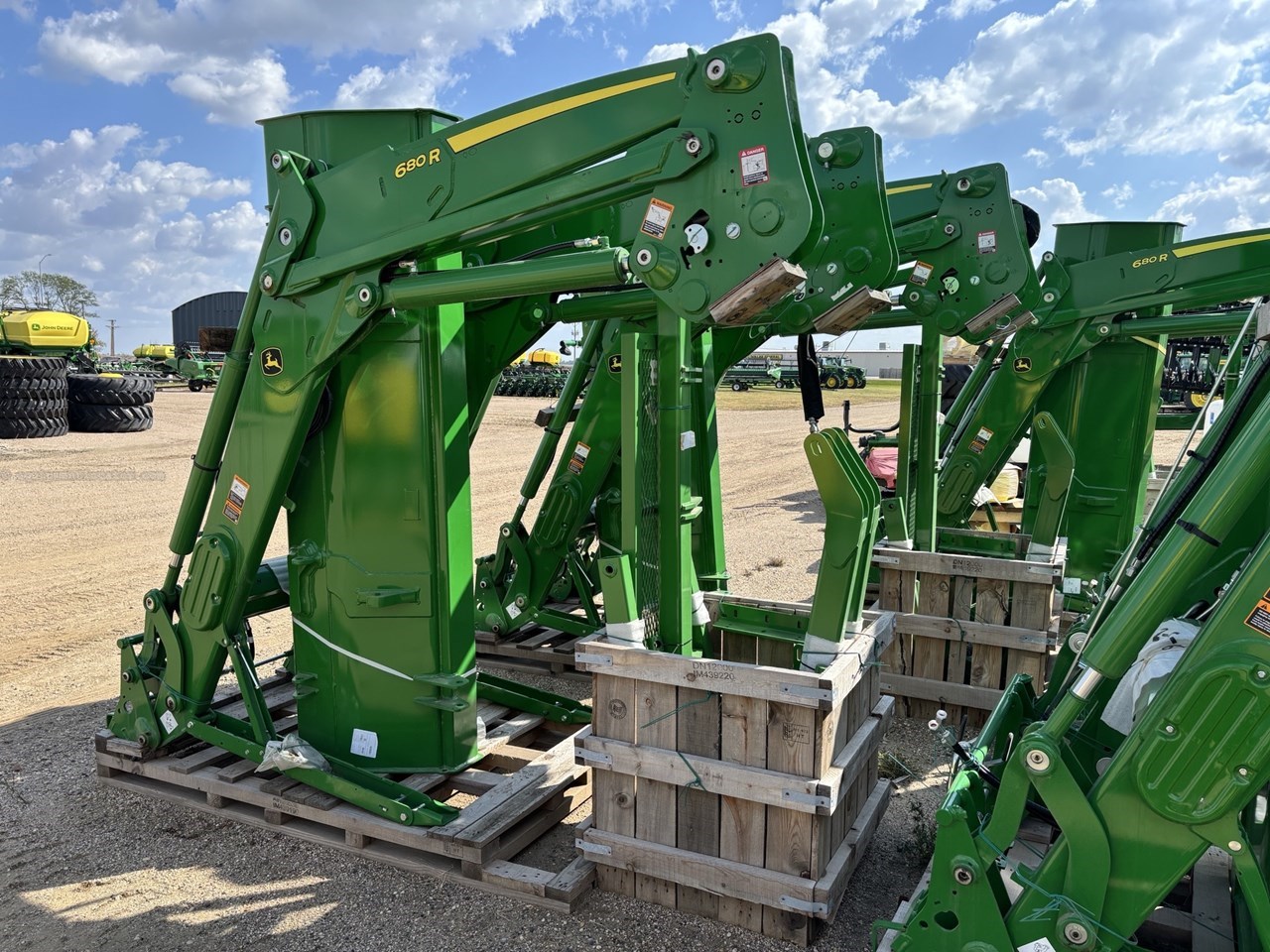 2024 John Deere 680R Image 4