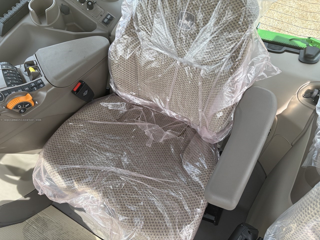 2025 John Deere 6R 215 Image 25