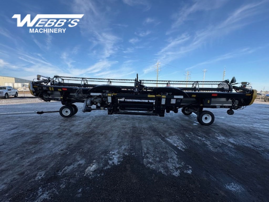 2024 MacDon FD235 Image 5