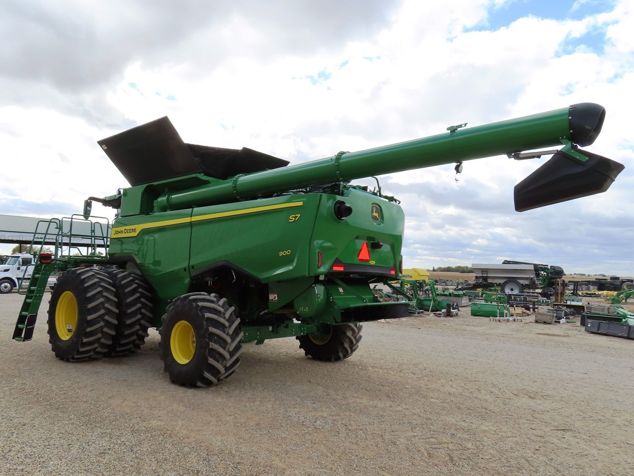 2025 John Deere S7 900 Image 13