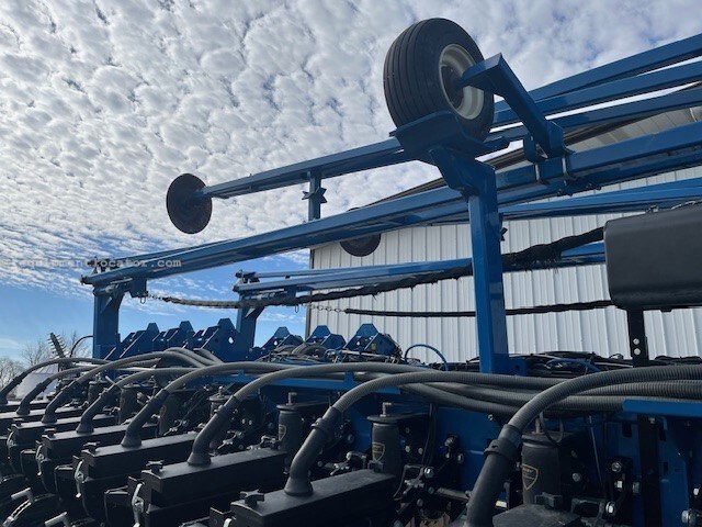 2018 Kinze 3700 Image 3