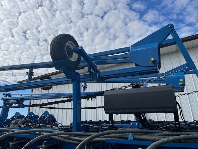 2018 Kinze 3700 Image 4