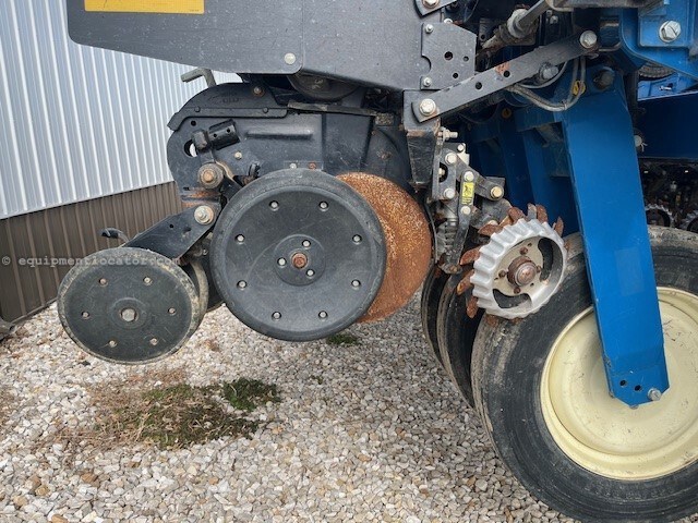 2018 Kinze 3700 Image 5