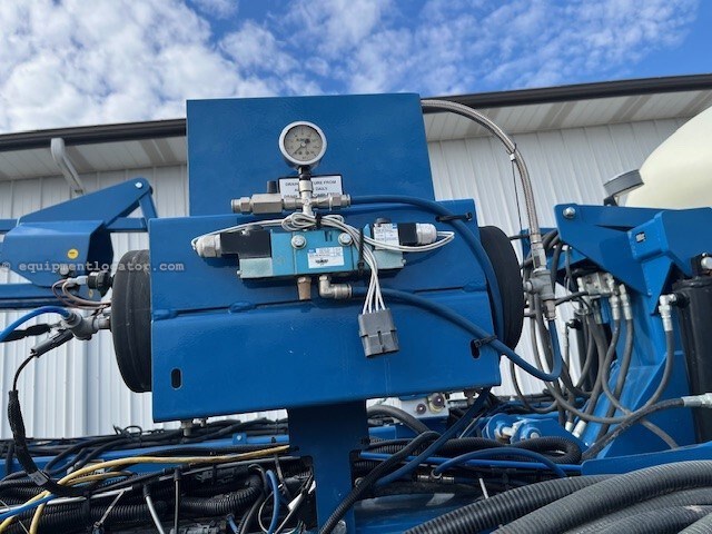 2018 Kinze 3700 Image 23