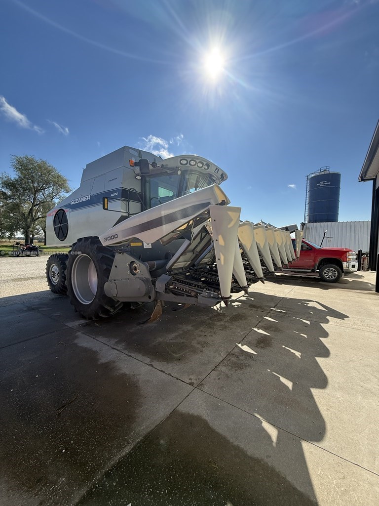 2015 Gleaner 3000-R8 Image 4