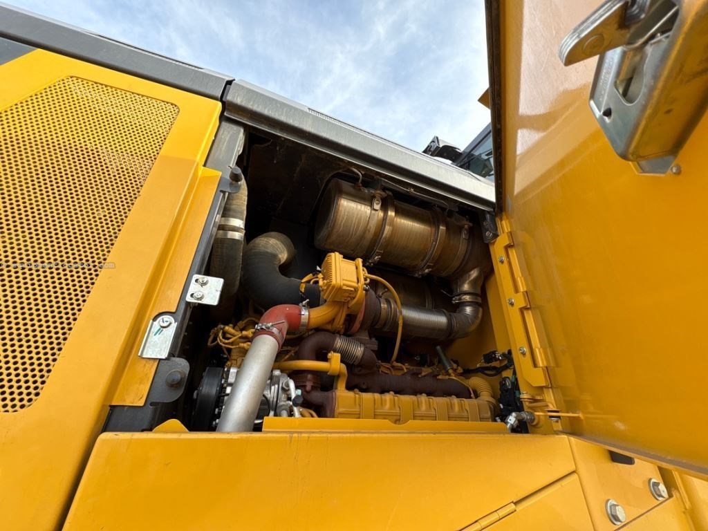 2023 John Deere 644G Image 13