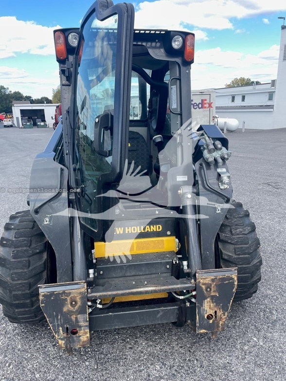 2017 New Holland L220 Image 4