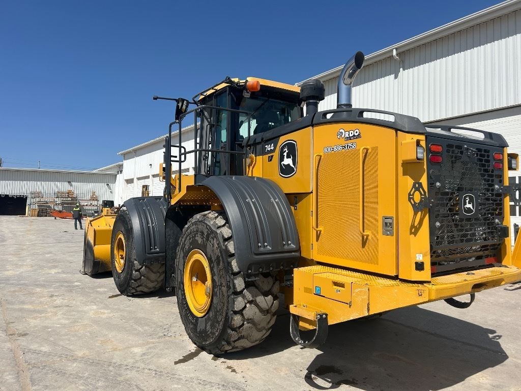 2024 John Deere 744P Image 3
