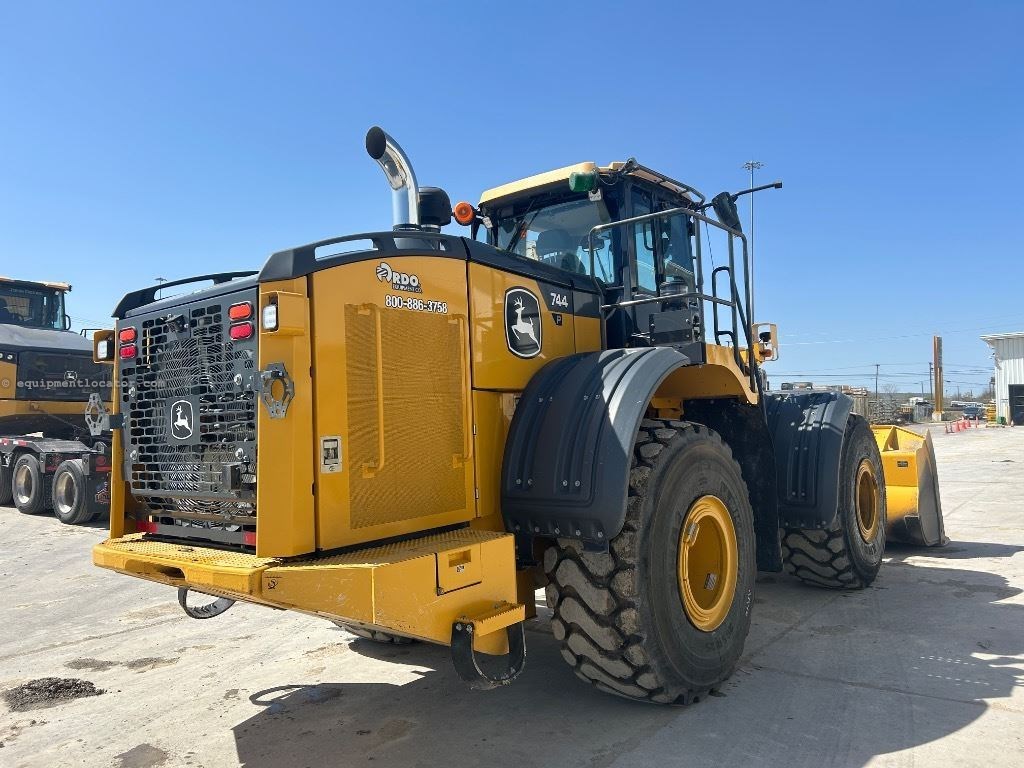 2024 John Deere 744P Image 5