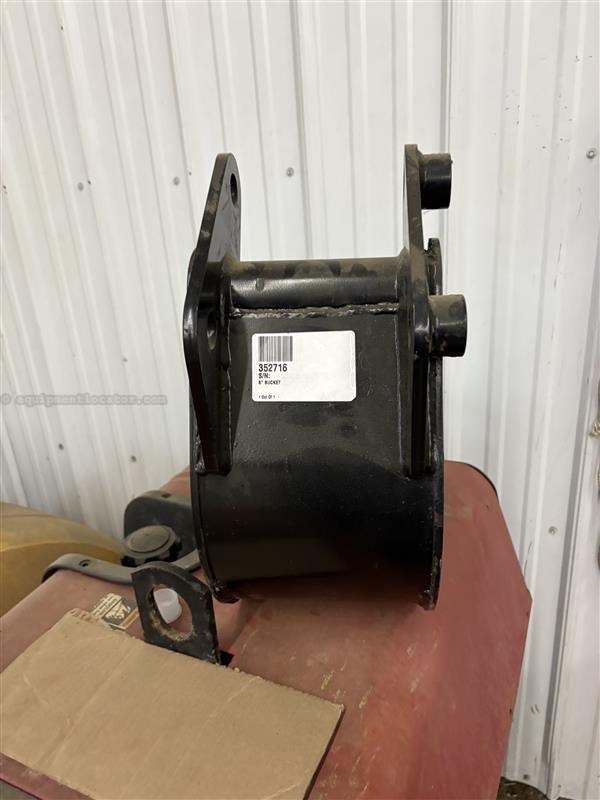 2022 John Deere 8in Bucket Image 4