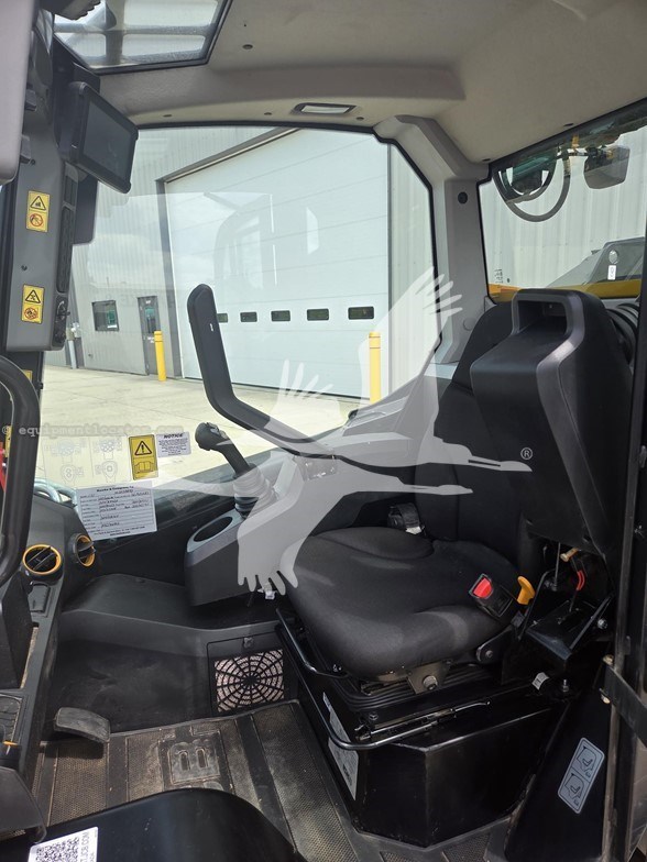 2023 JCB 270 Image 4