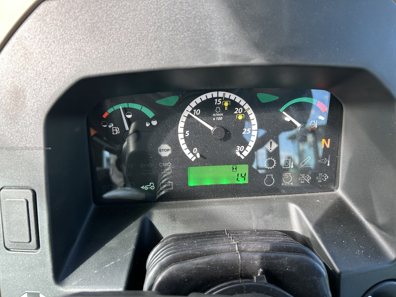 2025 John Deere 5075E Image 10