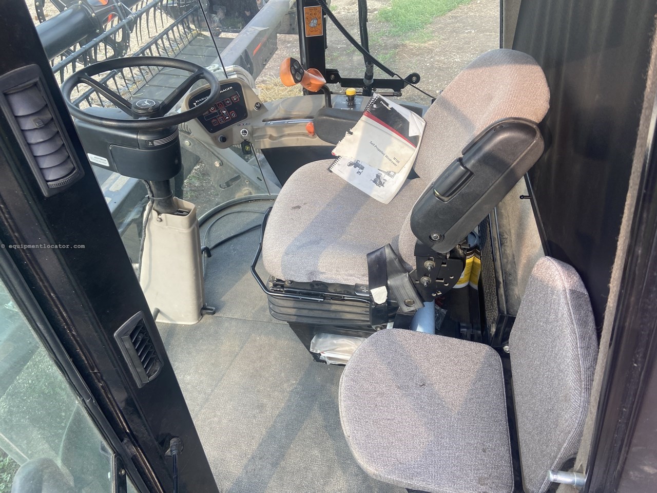 2010 MacDon M100 Image 10