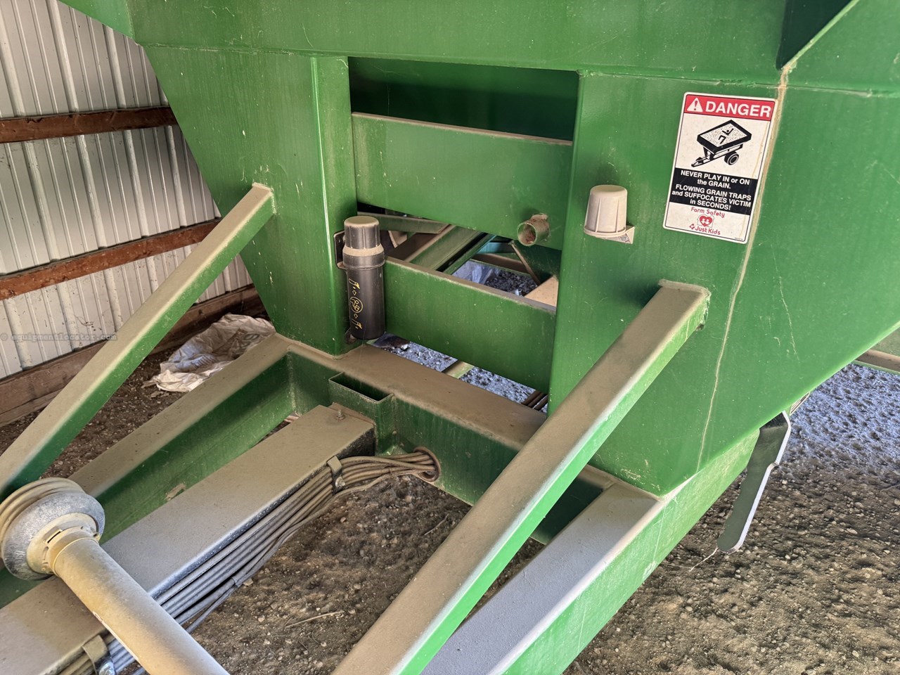 2012 Unverferth 6225 Image 10