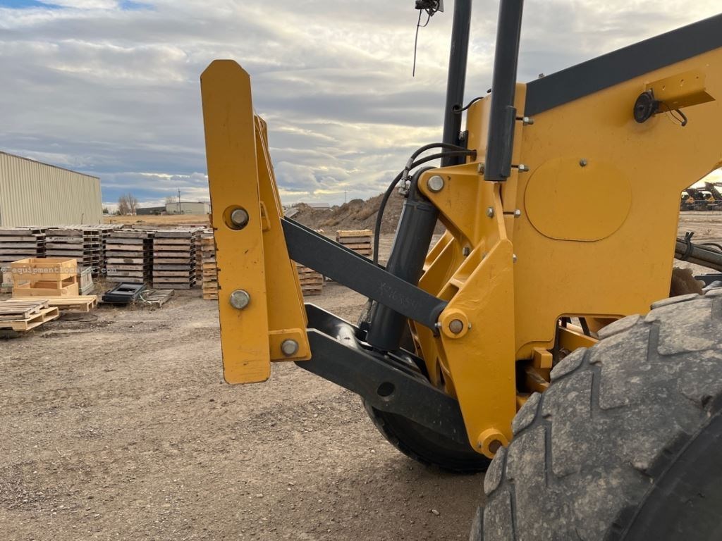 2016 John Deere 772G Image 11