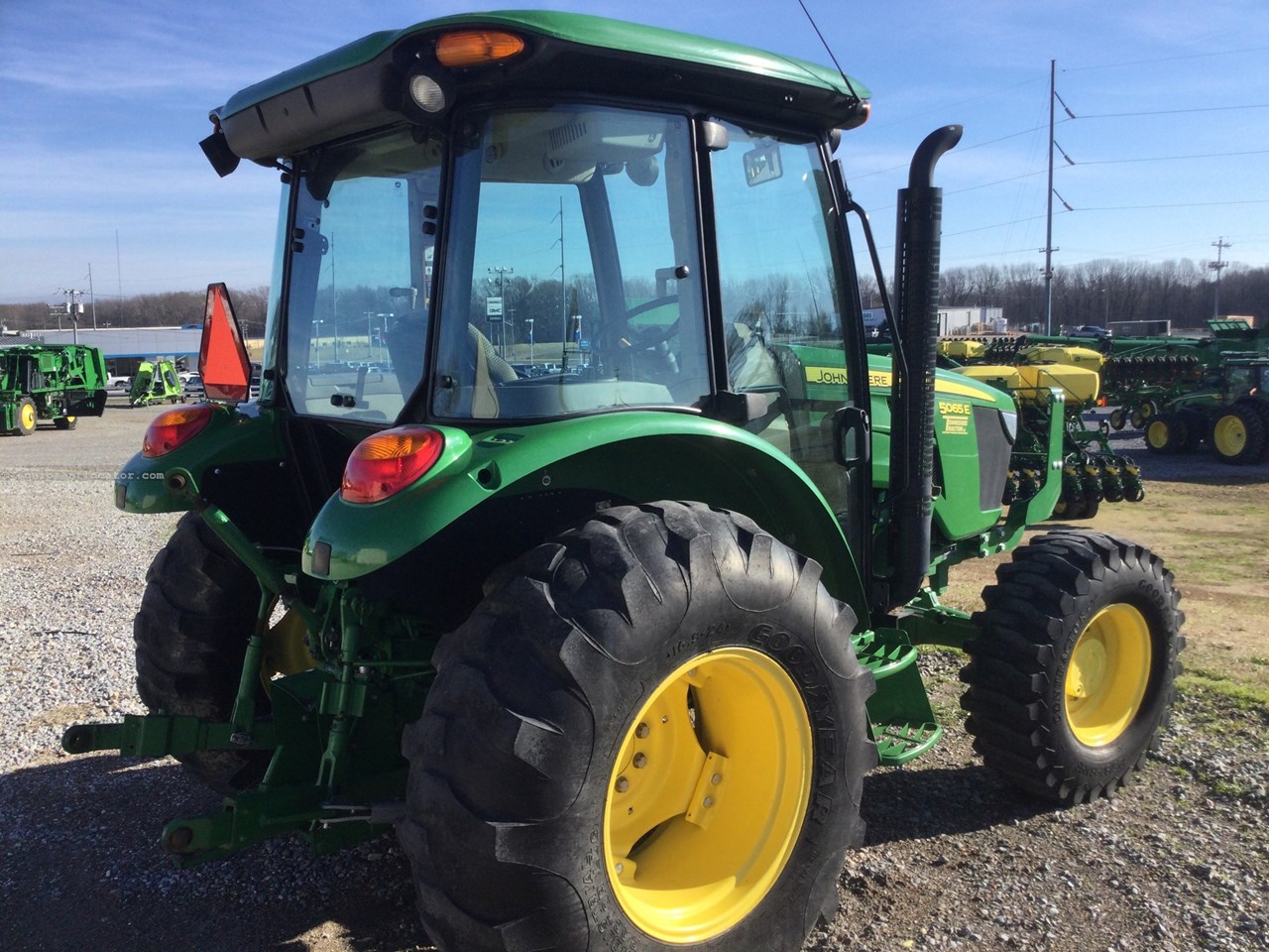 2018 John Deere 5065E Image 4