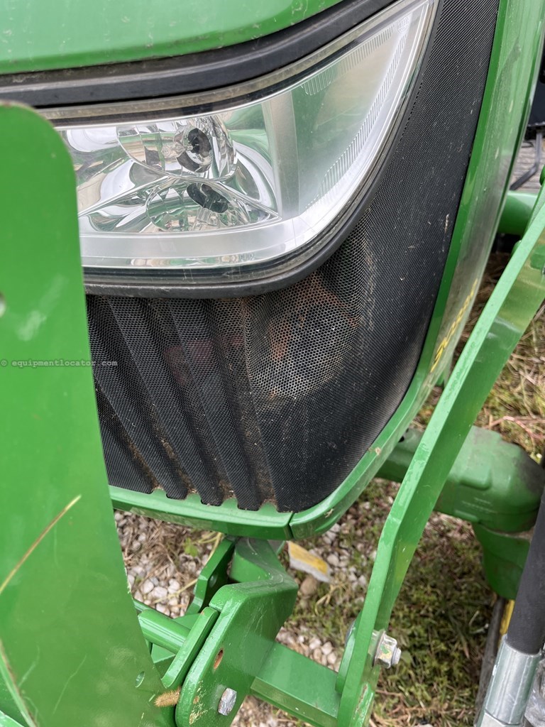 2016 John Deere 3033R Image 10