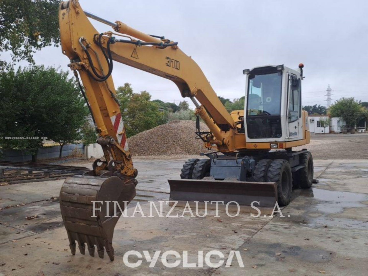 2002 Liebherr A310B Image 2