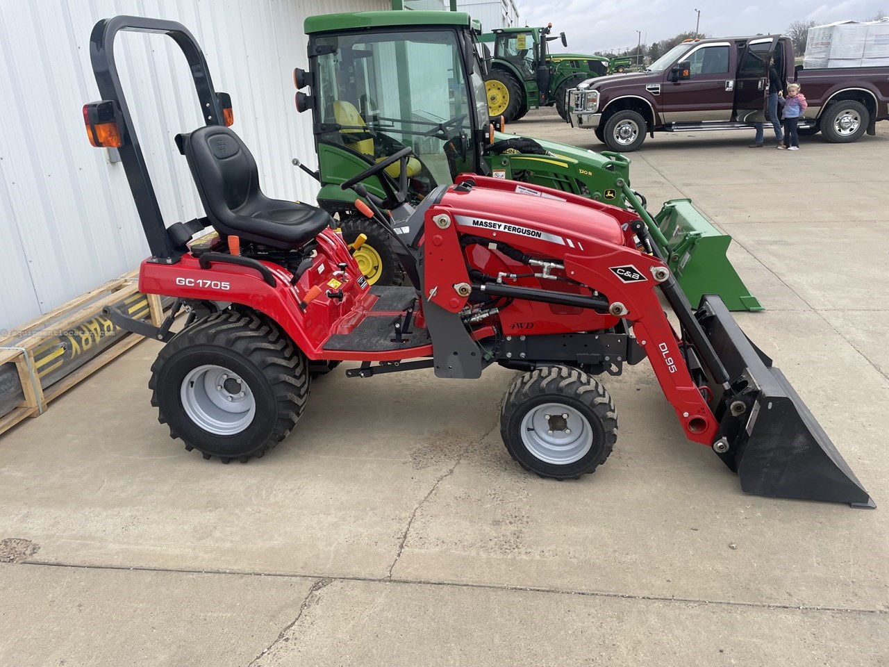 2018 Massey Ferguson GC1705 Image 2