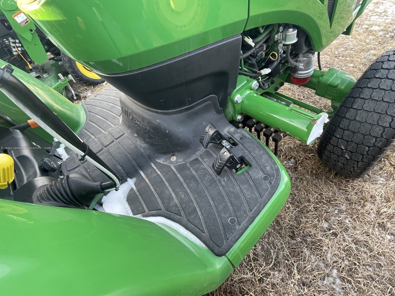 2024 John Deere 3033R Image 10