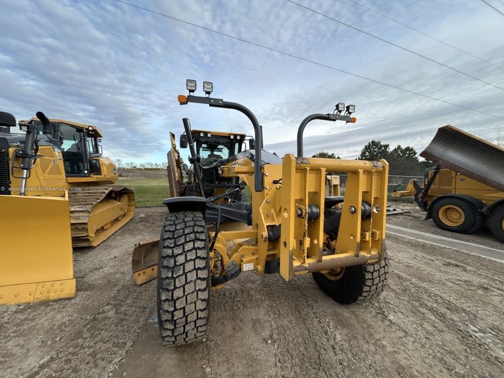 2019 John Deere 772G Image 3