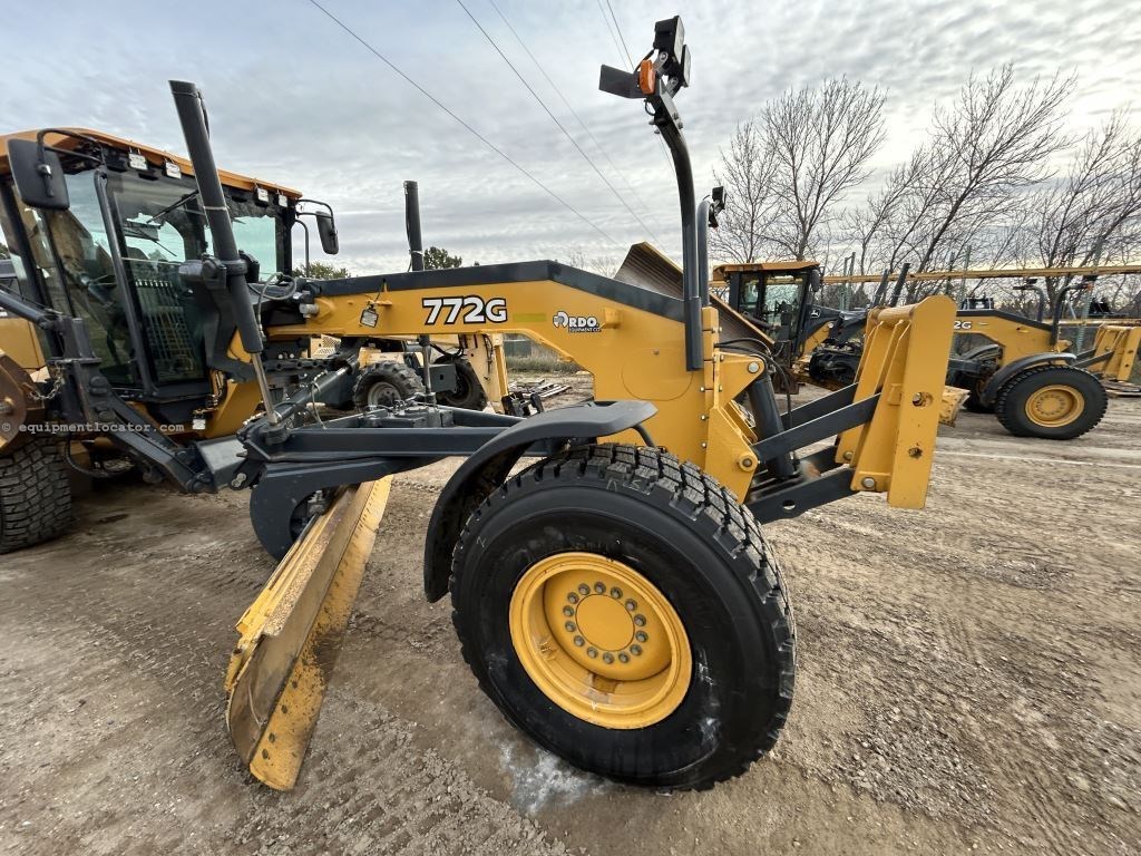 2019 John Deere 772G Image 5