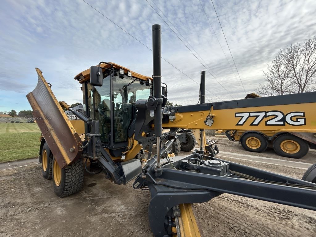 2019 John Deere 772G Image 8
