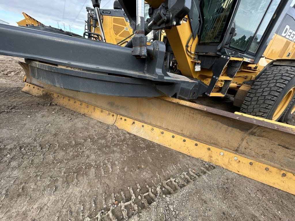 2019 John Deere 772G Image 27