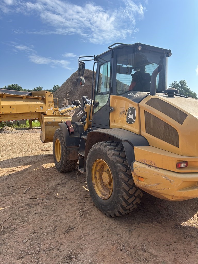 2021 John Deere 344L Image 3