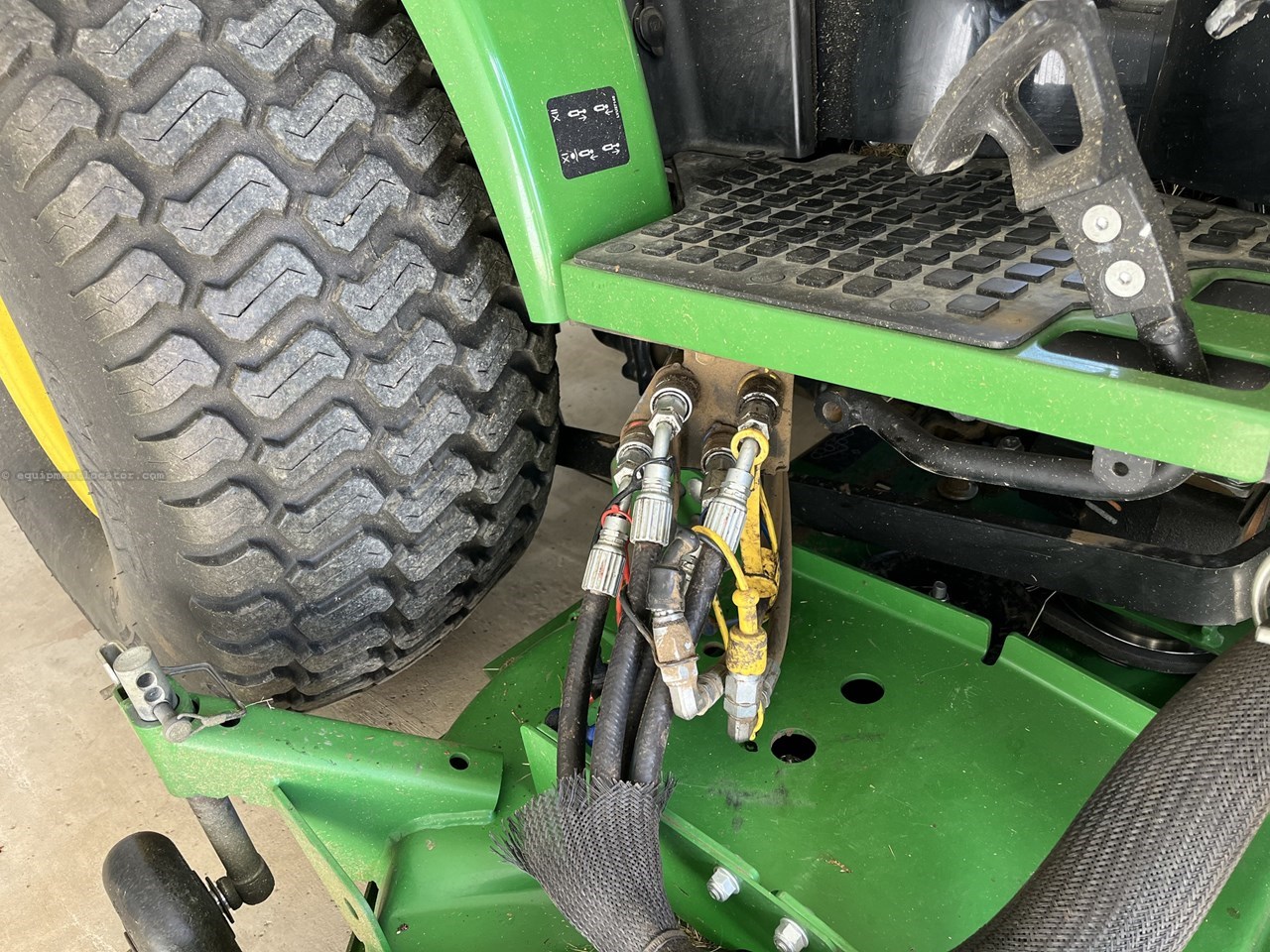 2015 John Deere 2032R Image 10