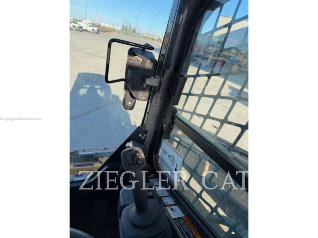 2020 John Deere 333G Image 10