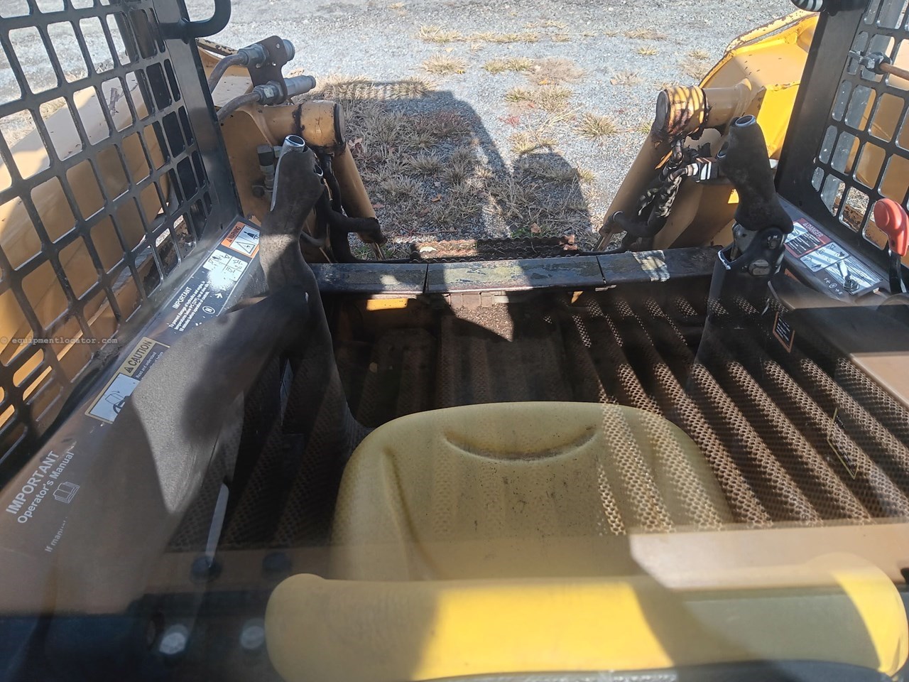 2004 John Deere 320 Image 10