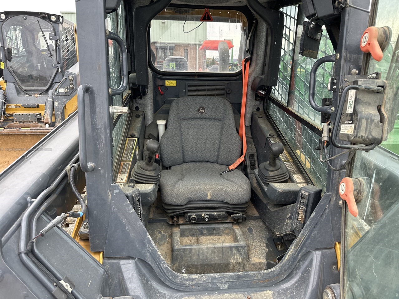 2021 John Deere 325G Image 10