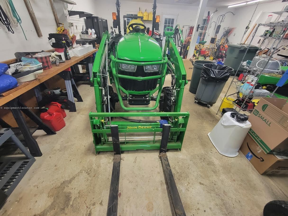 2020 John Deere 2032R Image 10