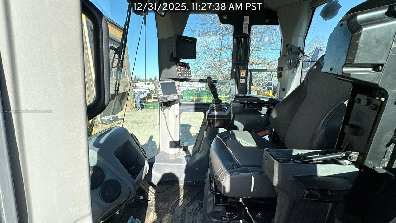 2020 John Deere 824L Image 10