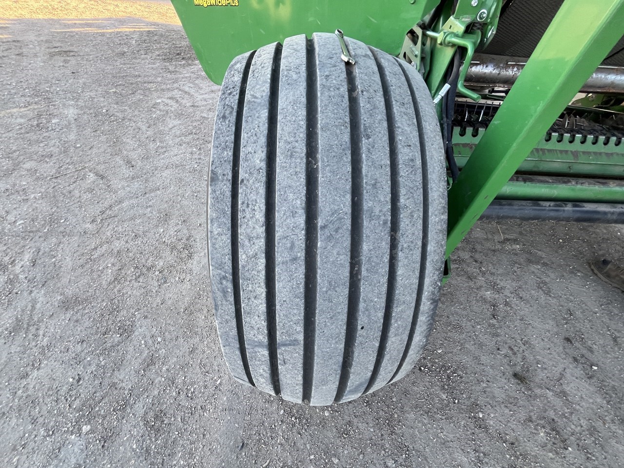 2017 John Deere 569 Image 10