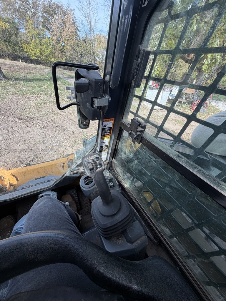 2023 John Deere 317G Image 10