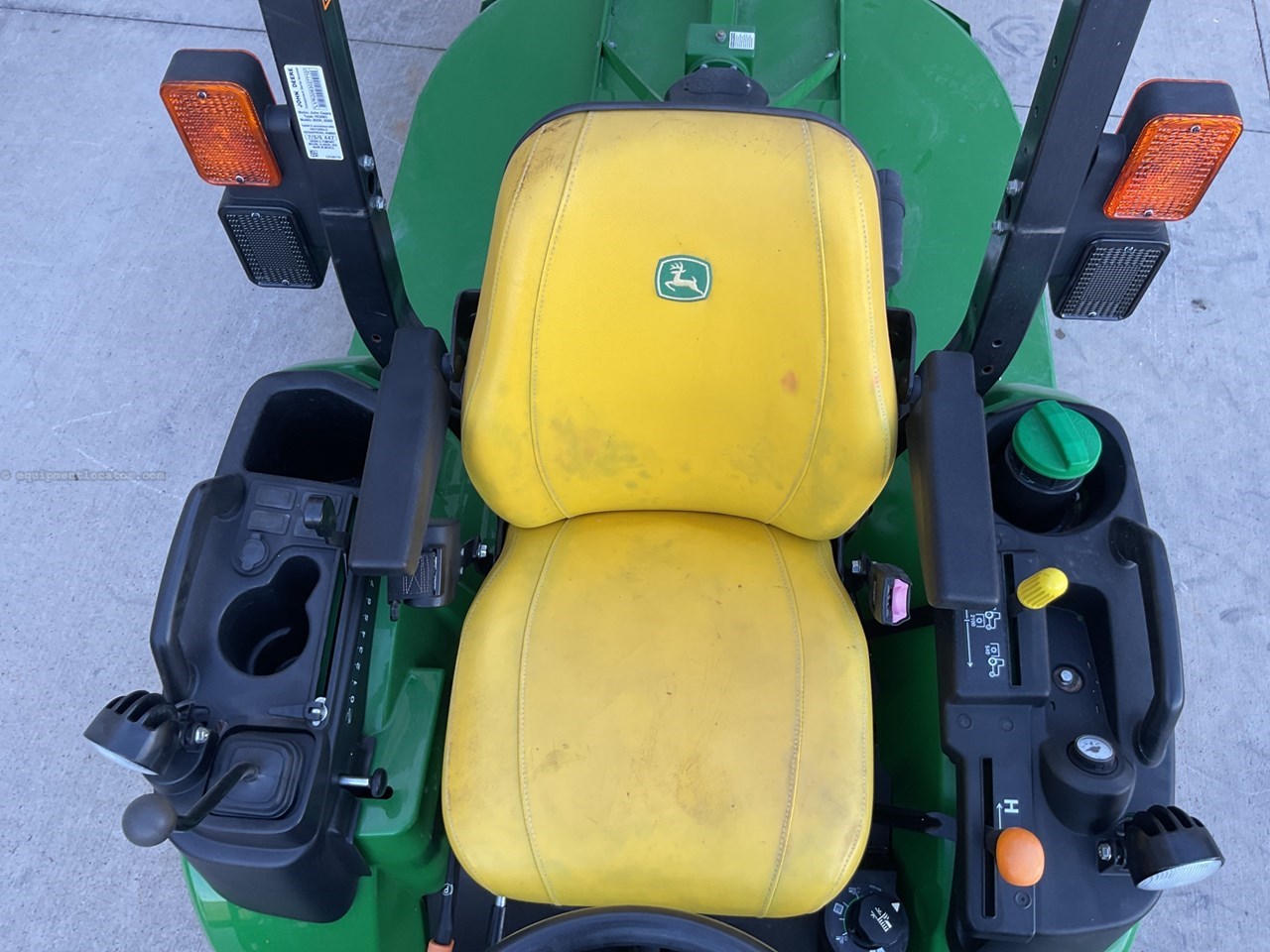 2023 John Deere 2025R Image 10