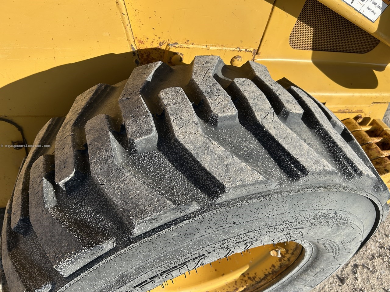 2005 John Deere 332 Image 10