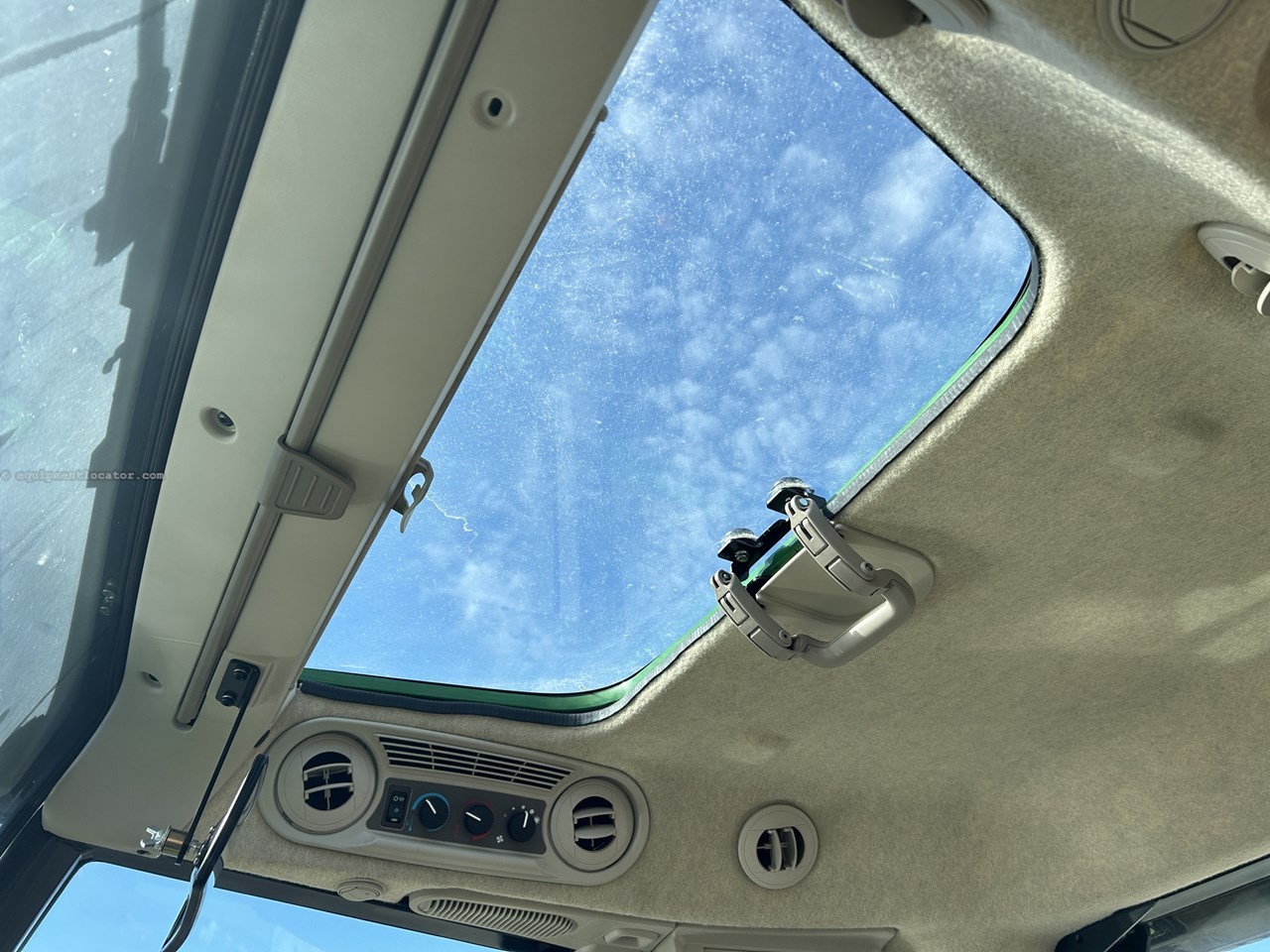 2023 John Deere 6135E Image 10