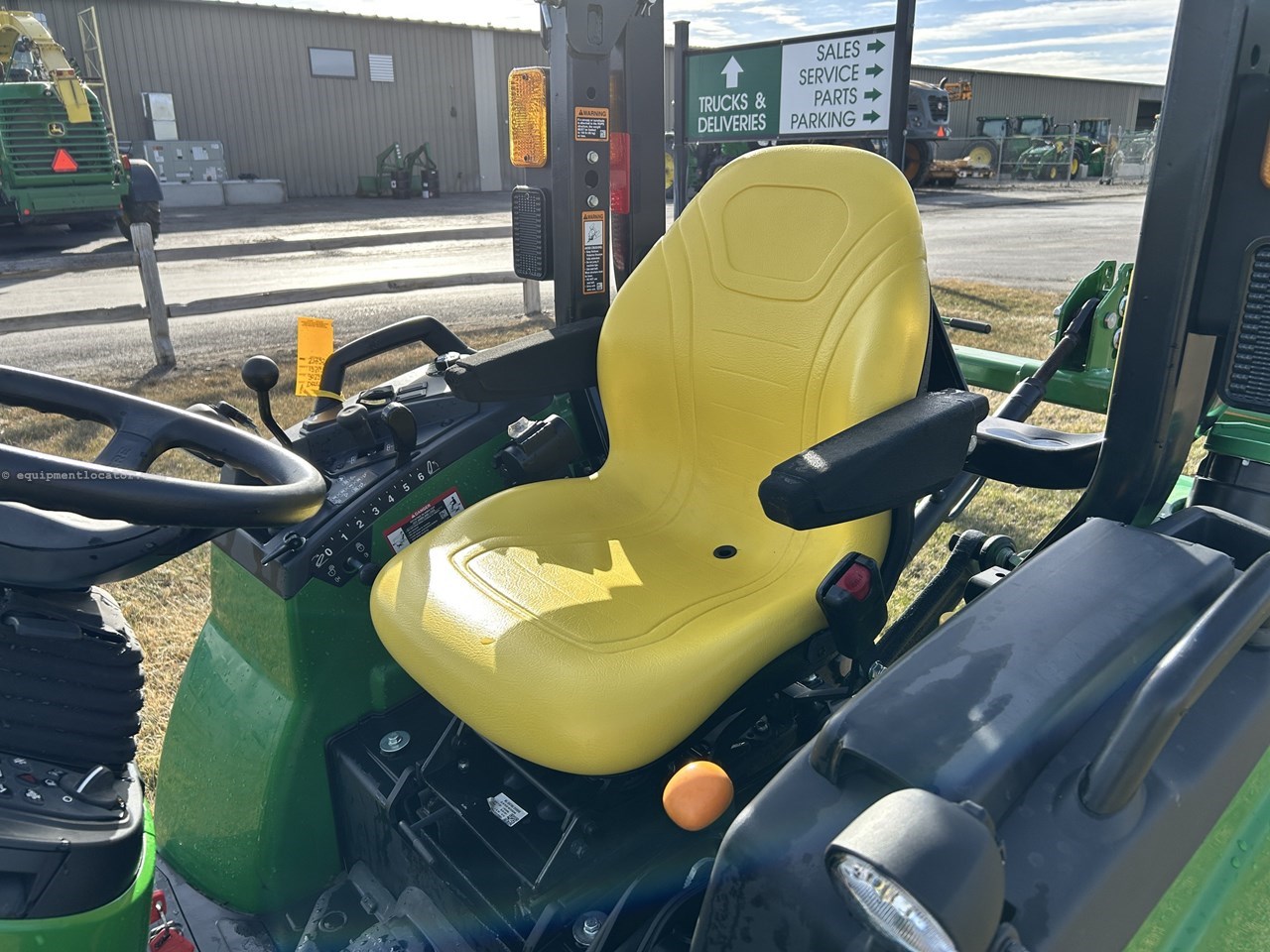 2022 John Deere 2032R Image 11