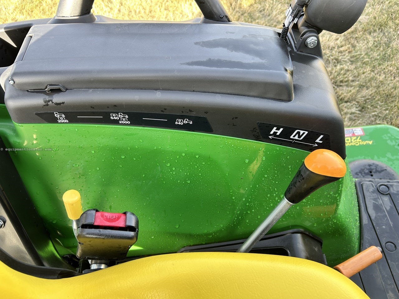 2022 John Deere 2032R Image 13
