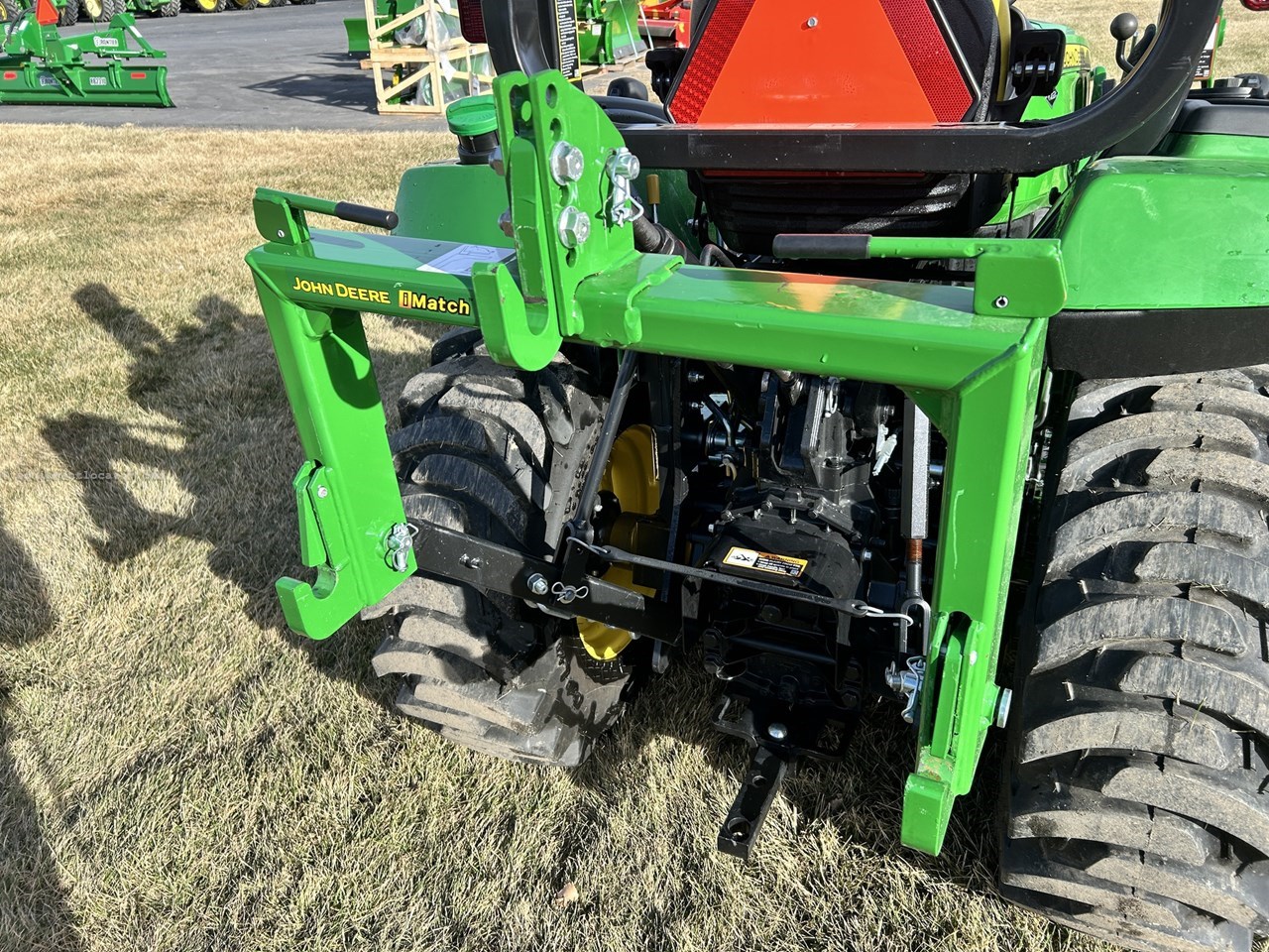 2022 John Deere 2032R Image 16